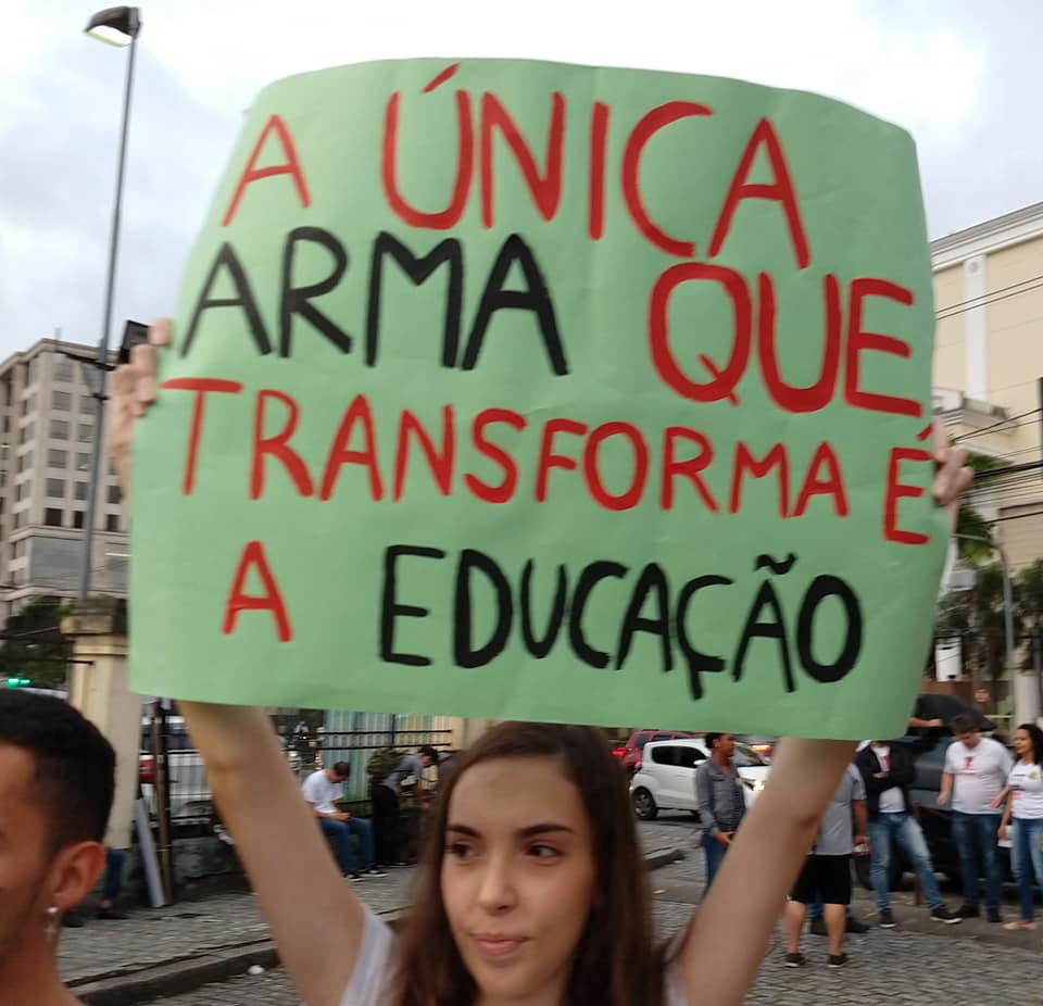 Manifestação contra os cortes da Educação