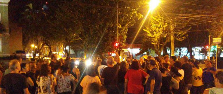 Professores protestam nas escolas e em frente ao Paço Municipal