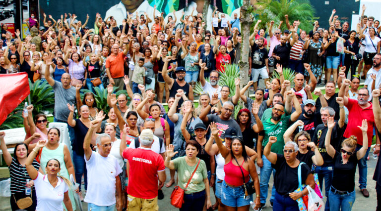 Fechamos o 2º dia de greve com panfletagem, caminhada em torno da Prefeitura e corpo a corpo com a população. R$ 0,80 NÃO!